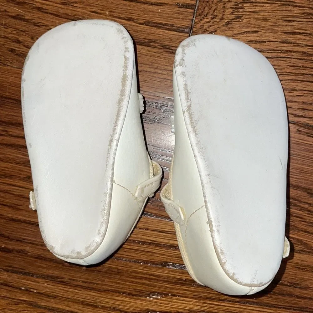Vtg baby girl white Mary Jane‎ type shoes with white bead flowers on top